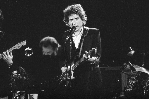 Bob Dylan is giving fans a chance to relive his 1974 tour with the Band on a staggering 27-disc set