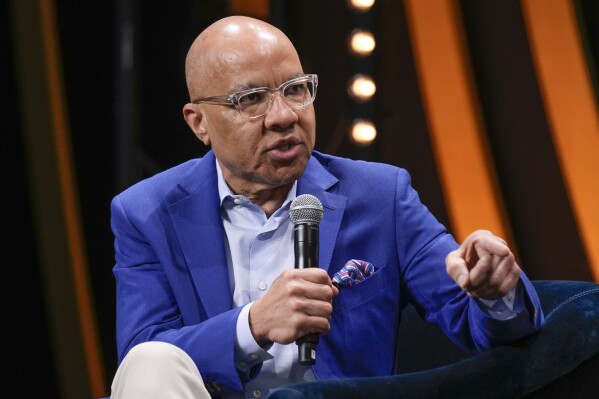 Darren Walker, president of Ford Foundation, will step down by the end of 2025