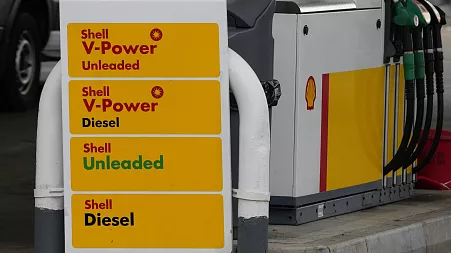 Strong oil and gas prices boost Shell's earnings as share buyout planned