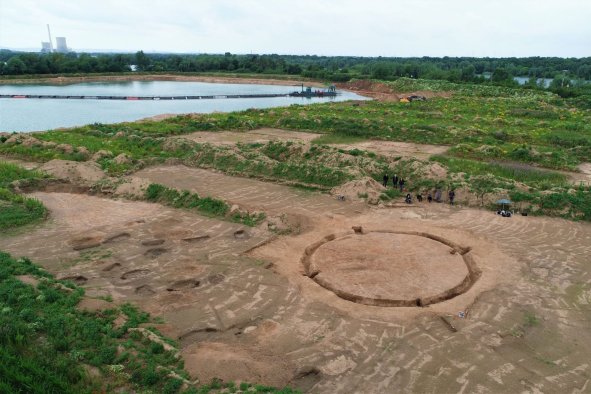 Iron Age Burials Discovered Around Prehistoric Mound in 'Sacred Landscape'