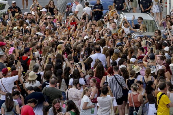 AP PHOTOS: Hundreds of Taylor Swift fans come together in Vienna after concerts cancelled