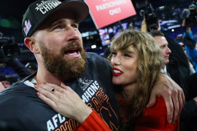 Travis Kelce's Dad Just Subtly Showed Exactly How His Son Supports Taylor Swift