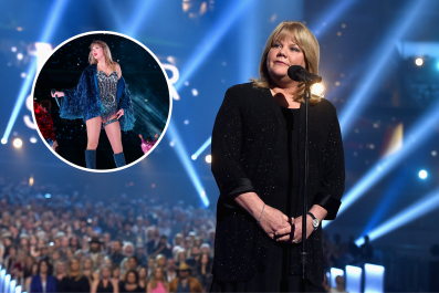 Taylor Swift's Mom's London Eras Tour Video Goes Viralâ'Giving Me Chills'