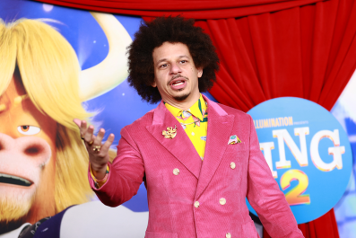 Comedian Eric AndrÃ© Accuses Airport Staff of Racial Profiling