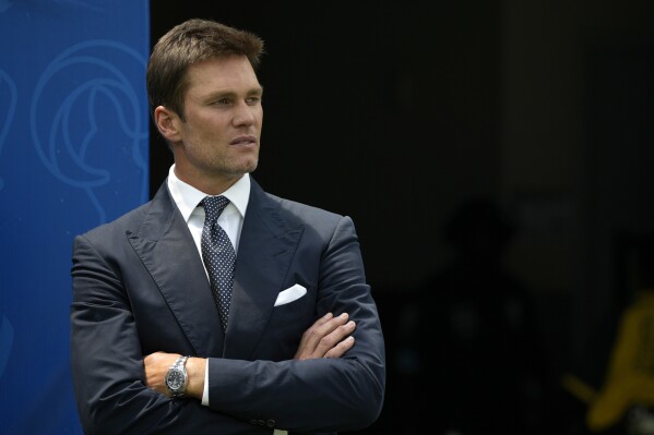 Tom Brady takes first steps in transition from football field to TV booth