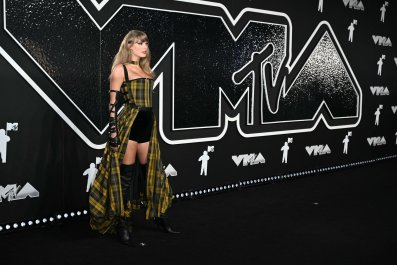 Taylor Swift Makes Long-Awaited Red Carpet Appearance at VMAs