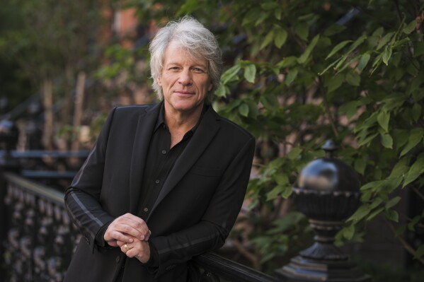 Jon Bon Jovi helps talk woman down from ledge on Nashville bridge