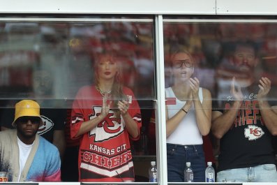 How Taylor Swift Showed Her Team Spirit And Support For Travis Kelce At Chiefs Game