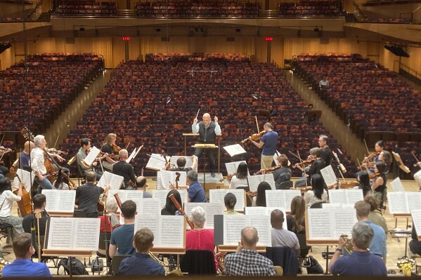 New York Philharmonic musicians agree to 30% raise over 3-year contract