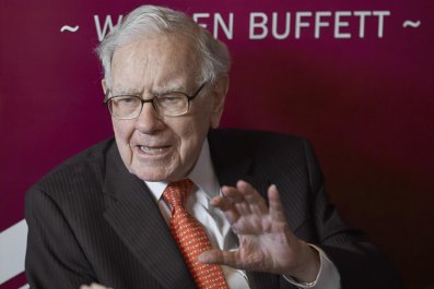 Billionaire Warren Buffett Stockpiles Cash Ahead of Volatile Election